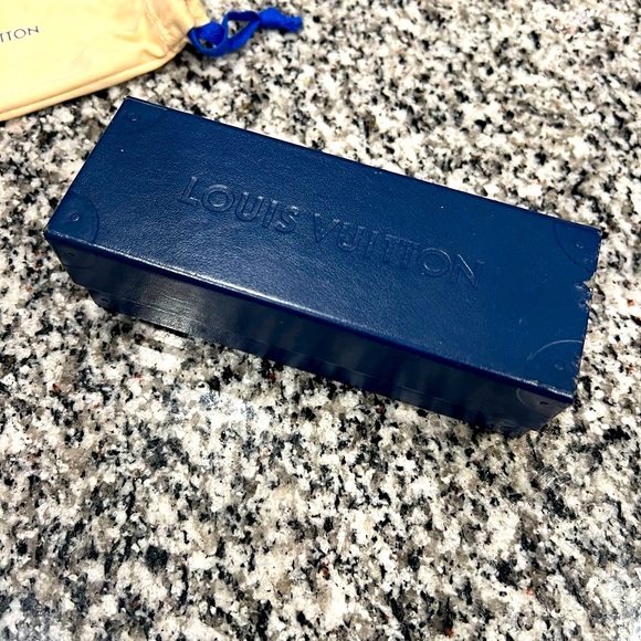 Authentic Louis Vuitton Conviction Sunglasses - Picture 8 of 12